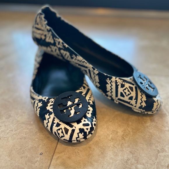 Tory Burch size 9 navy blue off white ballet flat - Picture 1 of 6
